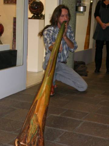 Beim Didgeridoo spielen